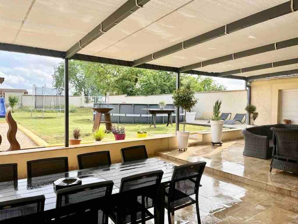 Le Retro Champlay Villa Exterior photo